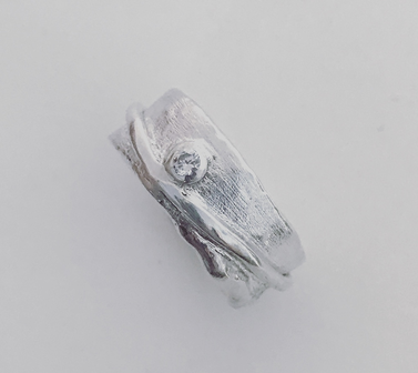 handgemaakte zilveren ring met draad en steentje