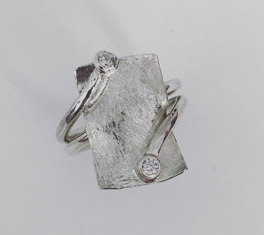 zilveren handgemaakte ring rechthoek en 2 steentjes