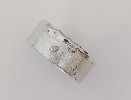 handgemaakte zilveren ring met 3 kleine steentjes
