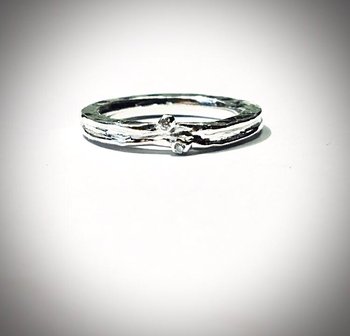 handgemaakte fijne zilveren ring met 2 kleine steentjes