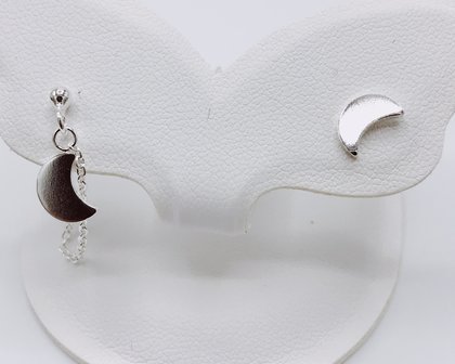 2 diverse oorbellen , een stekertje en een hangertje , keuze uit een set maantjes of sterretjes