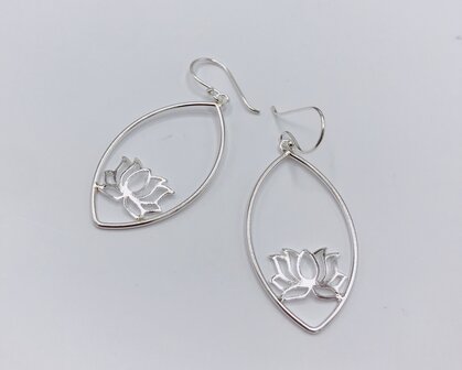 ovale oorbellen met een lotusblad