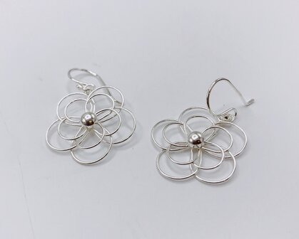 oorbellen in draadwerk bloemen