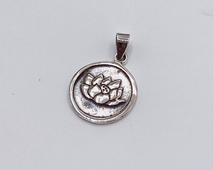 hangertje met lotusbloem