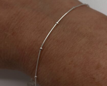 gladde ronde ketting met bolletjes