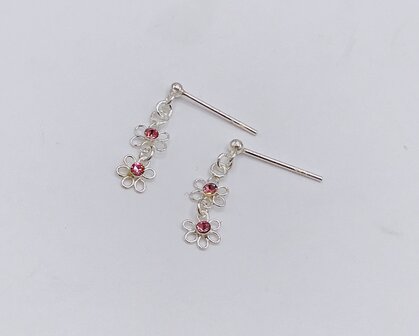 oorbellen met 2 mini bloemetjes aan