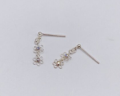 oorbellen met 2 mini bloemetjes aan