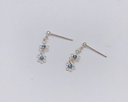 oorbellen met 2 mini bloemetjes aan