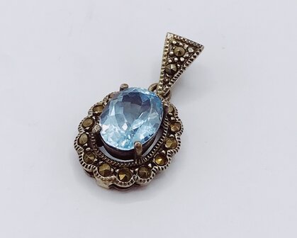 art deco stijl  hanger met blauwe topaas