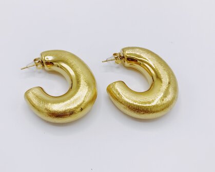 statement oorbellen mat gekrast