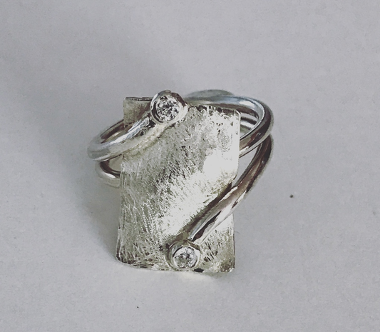 handgemaakte zilveren ring rechthoek met 2 steentjes