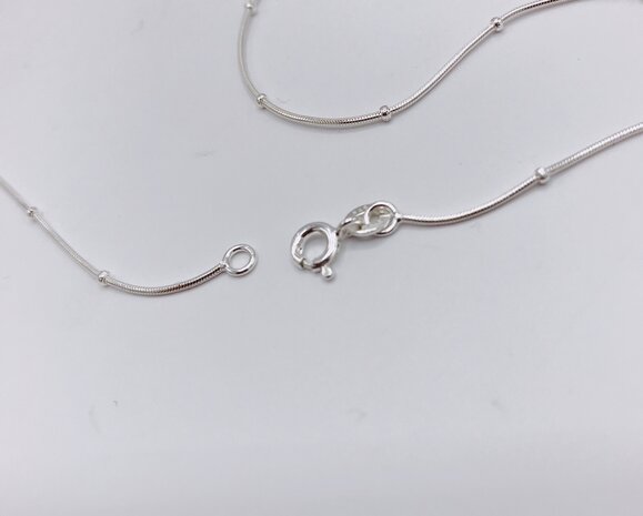 gladde ronde ketting met bolletjes