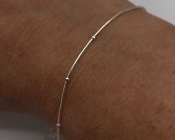 gladde ronde ketting met bolletjes