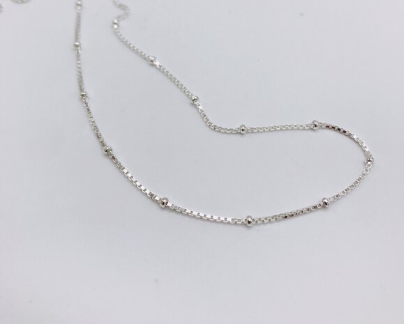 ketting Venetiaanse schakel met af en toe een bolletje tussen