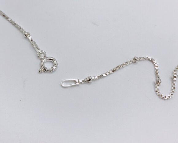 ketting Venetiaanse schakel met af en toe een bolletje tussen