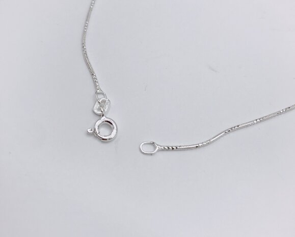 snake ketting met gegraveerde stukjes tussen