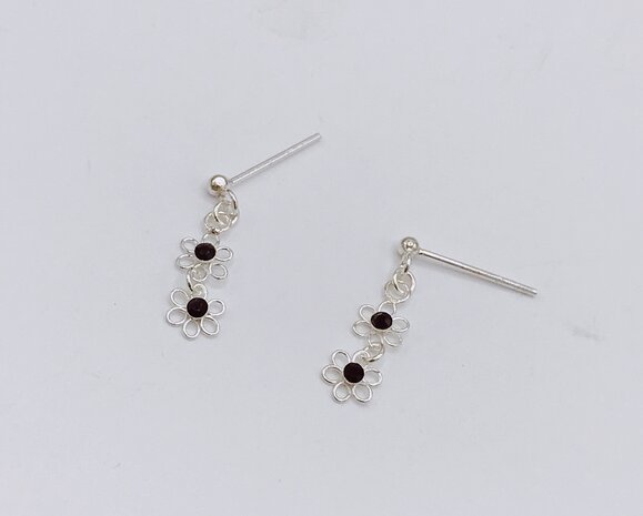 oorbellen met 2 mini bloemetjes aan