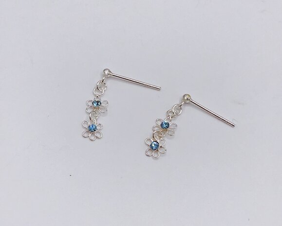 oorbellen met 2 mini bloemetjes aan