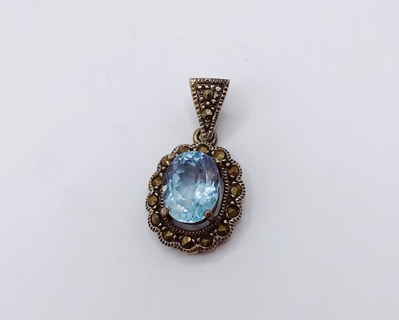 art deco stijl  hanger met blauwe topaas