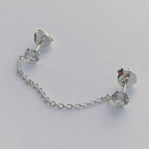 2 steentjes met ketting voor 2 gaatjes