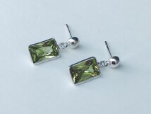 hangoorbellen met olijfgroene rechthoekige steentjes