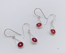 haakjes met druppelvormig motief met gekleurd rondje met steentjes