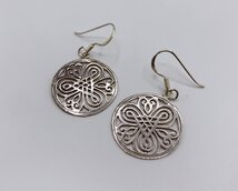 oorbellen in donker zilver met grote mandala