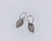 oorbellen met hele fijne blaadjes