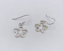 oorbellen met open bloemetjes