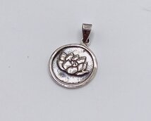 hangertje met lotusbloem hangertje met lotusbloem