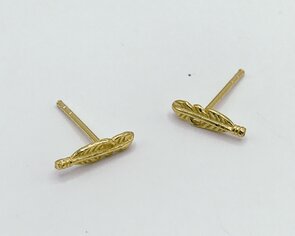 oorbellen verguld met smalle pluimpjes